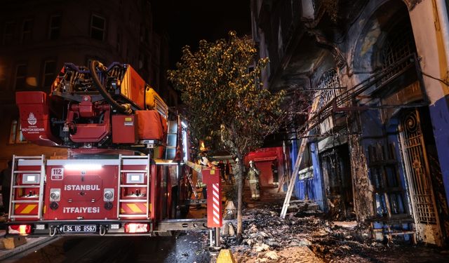 Beyoğlu'ndaki tarihi handa çıkan yangın söndürüldü