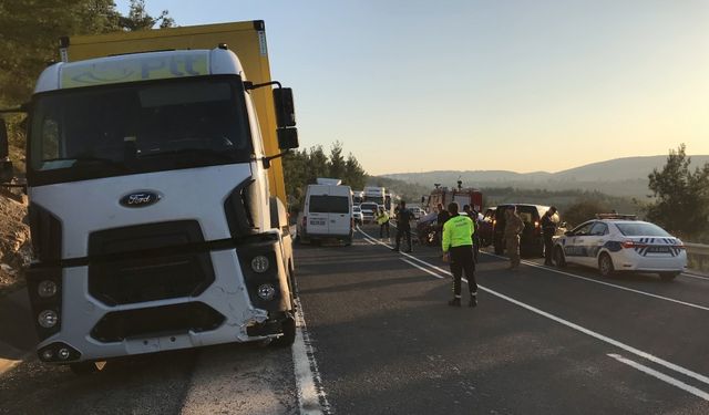 Bilecik'te kamyon ile otomobilin çarpışması sonucu biri ağır 3 kişi yaralandı