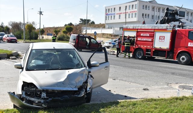 Bilecik'te kamyonetle otomobilin çarpıştığı kazada 2 kişi yaralandı