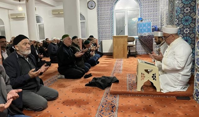 Bilecik'teki camilerde sabah namazında Filistinliler için dua edildi
