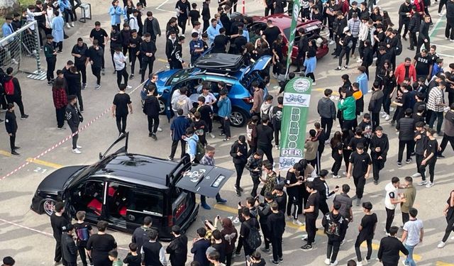 Bursa'da meslek lisesi öğrencileri Togg ile modifiyeli araçları inceledi