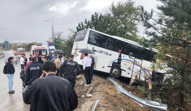 Bursa'da yoldan çıkan otobüsteki 2 yolcu yaralandı