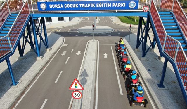 Bursa'daki Çocuk Trafik Eğitim Parkı'nda öğrencilere trafik kuralları öğretiliyor