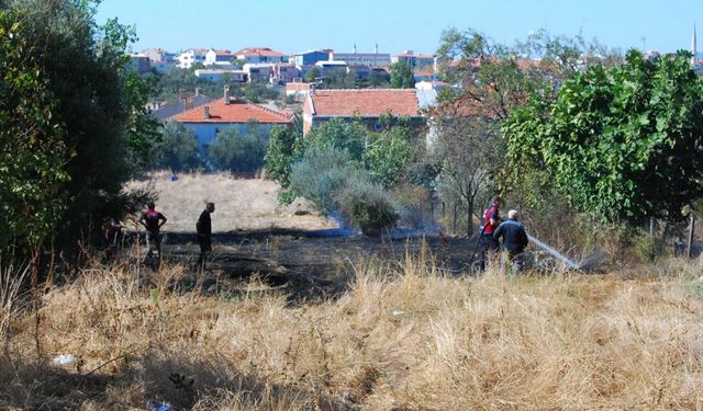 Çanakkale'de evin bahçesinden boş araziye sıçrayan yangın söndürüldü