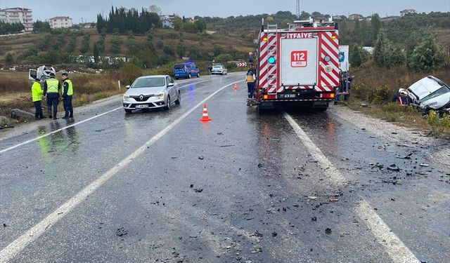 Çınarcık'ta çarpışan beton mikseri ile otomobilin sürücüleri yaralandı