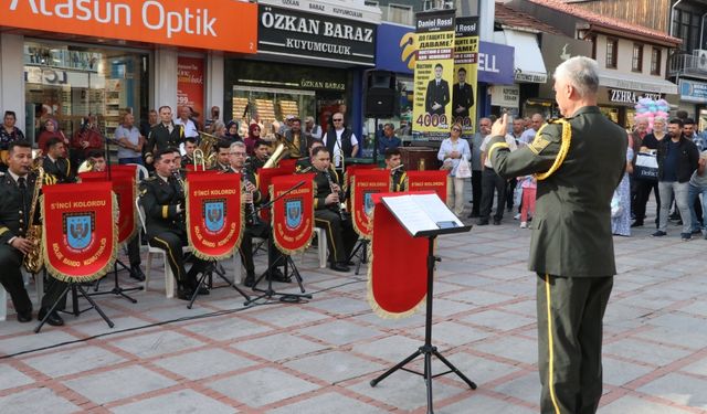 Edirne'de askeri bando Cumhuriyet'in 100. yılı etkinlikleri kapsamında konser verdi