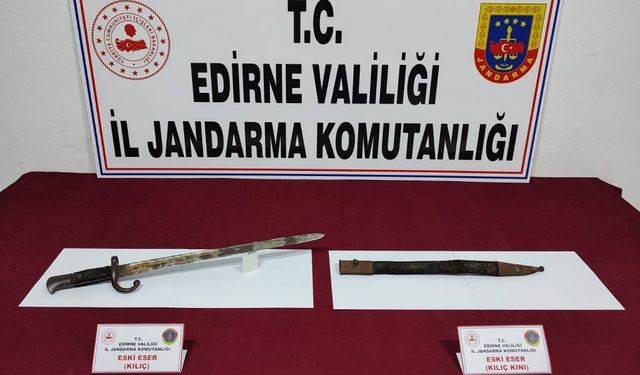 Edirne'de bir kişinin üzerinde tarihi olduğu değerlendirilen kılıç ve kını ele geçirildi