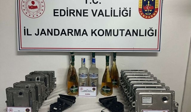 Edirne'de bir otomobilde araç parçaları ve kaçak içki ele geçirildi