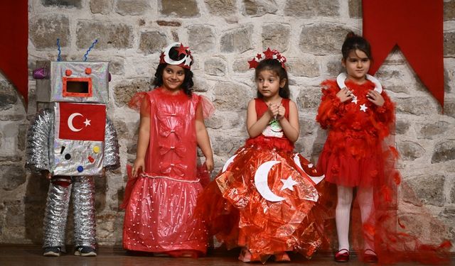 Edirne'de öğrenciler geri dönüşüm malzemelerinden hazırlanan kıyafetleri defilede sergiledi