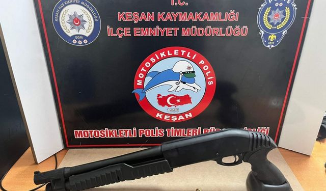 Edirne'de polisin "dur" ikazına uymayan sürücünün kullandığı otomobil lastiklerine ateş açılarak durduruldu