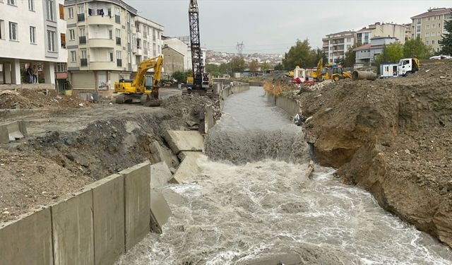 Esenyurt'ta sağanak nedeniyle derenin istinat duvarı yıkıldı