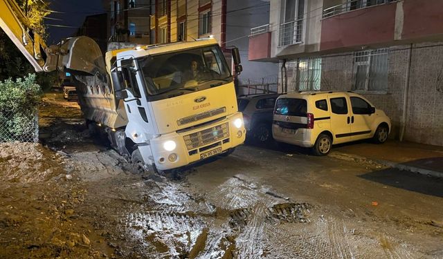 Esenyurt'ta yağmurdan zarar gören yolda mahsur kalan hafriyat kamyonu kurtarıldı