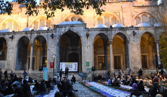 Fatih Şehzadebaşı Camisi'nde Gazze için "Kardeşlik Sofrası" kuruldu