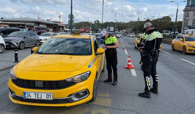 Fatih'te yolcudan fazla ücret isteyen taksicilere ceza kesildi