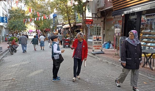 Gelibolu'da bir ilkokul öğrencisi Cumhuriyet'in ilanını duyuran gazete dağıttı