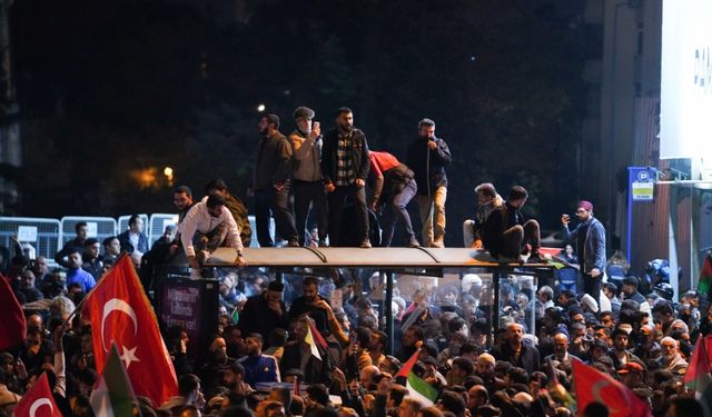 İsrail'in Gazze'deki hastaneye saldırısı İstanbul'da protesto ediliyor