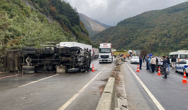 GÜNCELLEME - Sakarya'da trafik kazasının ardından kapanan kara yolu kontrollü olarak ulaşıma açıldı