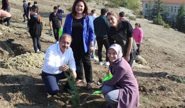 Harmancık'ta cumhuriyetin 100. yılı dolayısıyla 100 fidan yaprakla buluştu