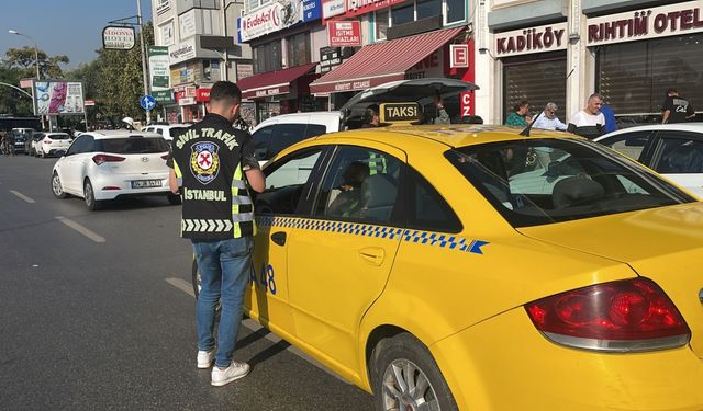 Kadıköy'de taksi sürücülerine denetim yapıldı