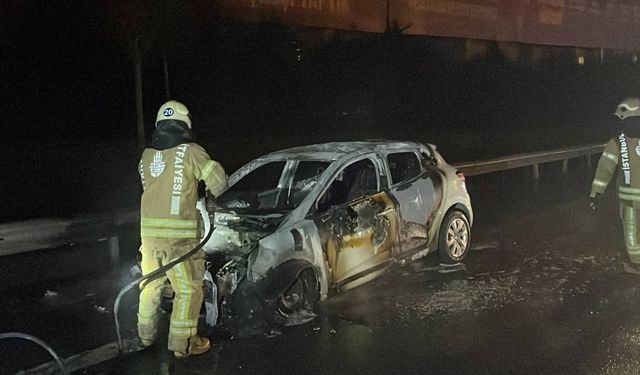 Kağıthane'de motoru yanan otomobil kullanılamaz hale geldi