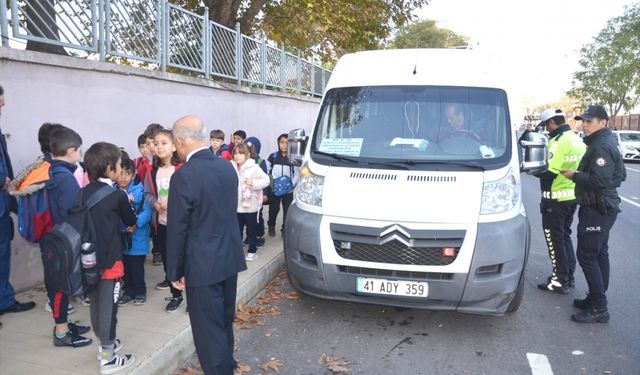 Karamürsel'de okul servisleri denetimleri sürüyor