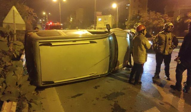 Kartal'da devrilen otomobilin sürücüsü yaralandı