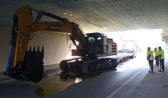 Kartal'da iş makinesi yüklü tırın alt geçitte sıkışması trafik yoğunluğu oluşturdu