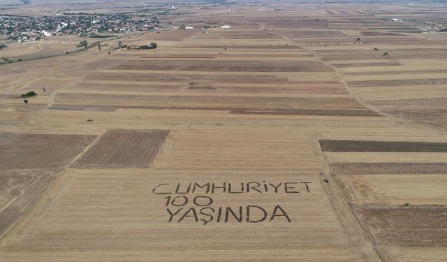 Kırklarelili çiftçiler tarlaya "Cumhuriyet 100 yaşında" yazdı