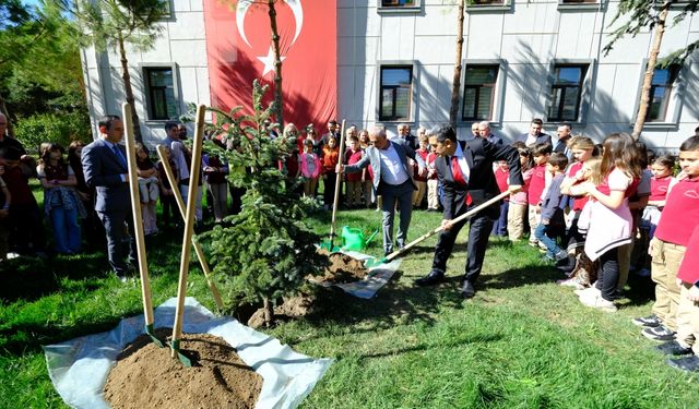 Kırklareli'nde Cumhuriyetin 100. yılı kapsamında 2023 fidan toprakla buluştu