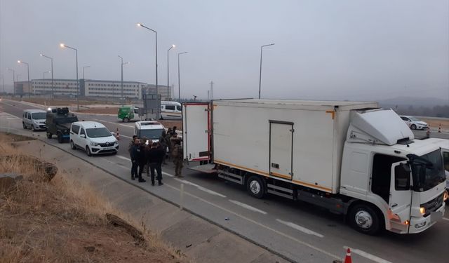 Kırklareli'nde kamyonet kasasında 51 düzensiz göçmen yakalandı