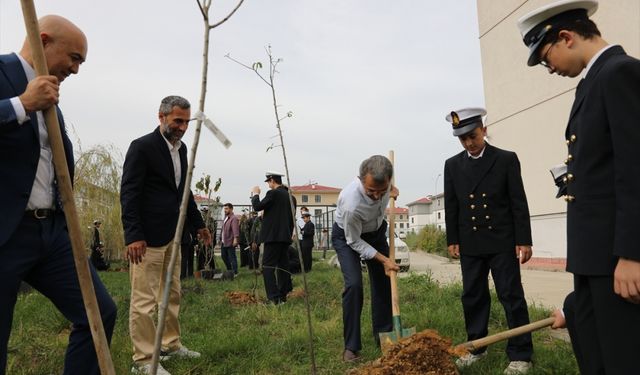 Kocaali'de Cumhuriyet'in 100. yılı anısına fidanlar toprakla buluştu