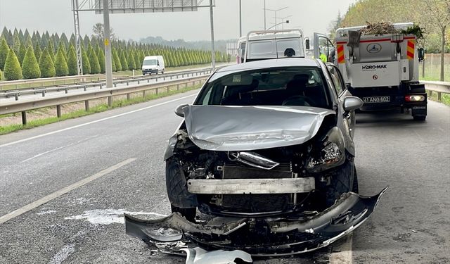 Kocaeli'de 2 otomobilin çarpıştığı kazada 3 kişi yaralandı