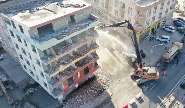 Kocaeli'de 5 katlı riskli bina belediye ekiplerince yıkıldı