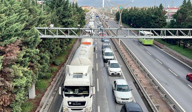 Kocaeli'de 7 aracın karıştığı zincirleme trafik kazası ulaşımı aksattı