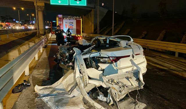 Kocaeli'de direğe çarpan otomobildeki 4 kişi yaralandı