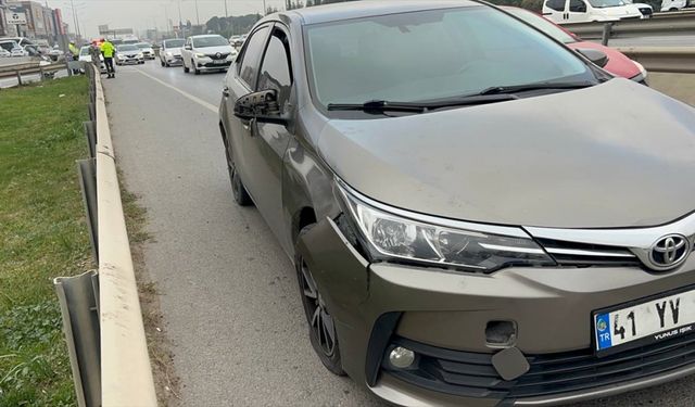 Kocaeli'de otomobil ile çarpışan motosikletin sürücüsü yaralandı