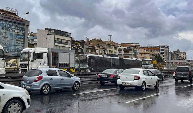 Küçükçekmece'de çarpışan 2 metrobüste hasar oluştu