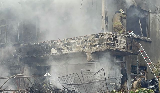 Küçükçekmece'de lastikçide çıkan yangın söndürüldü