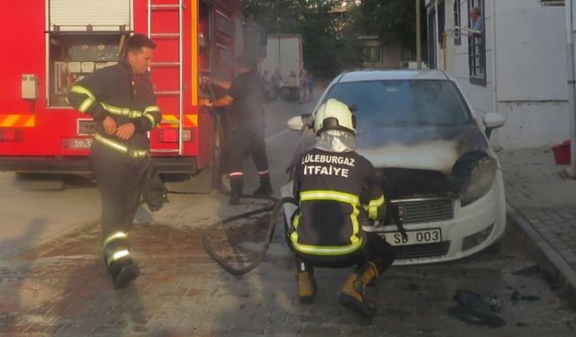 Lüleburgaz'da park halindeki otomobilde çıkan yangın söndürüldü