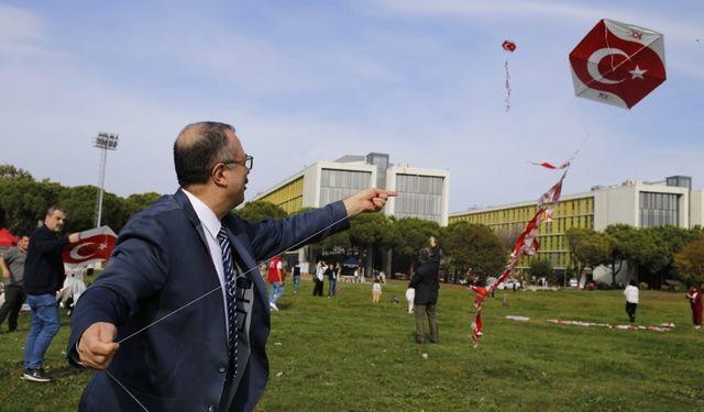 Marmara Üniversitesi'nde Cumhuriyet'in 100. yılında uçurtma şenliği yapıldı