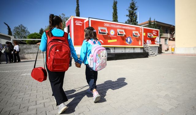 MediaMarkt'in gezici eğitim tırları depremzede öğrencileri teknoloji, bilim ve sanatla buluşturuyor