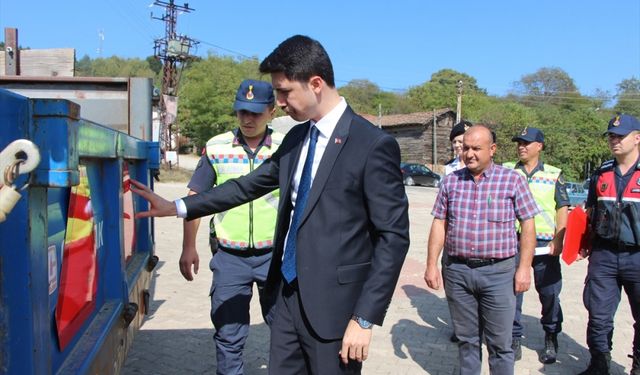 Pazaryeri'nde jandarmadan traktör sürücülerine "Reflektör tak görünür ol" eğitimi