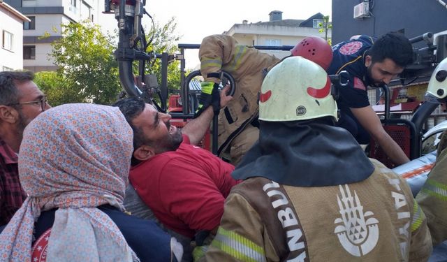 Pendik'te binanın çatısında çalışırken üzerine sac düşen işçi yaralandı