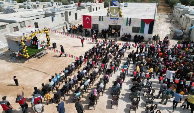 Sadakataşı Derneği, Suriye'de depremden etkilenen ailelere briket ev inşa etti