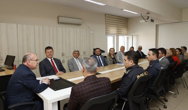 Sakarya Valisi Karadeniz, Akyazı'da ziyaretlerde bulundu