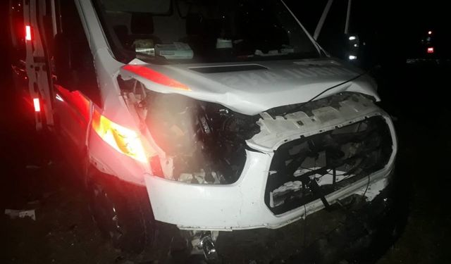 Sakarya'da ambulans ile otomobilin çarpışması sonucu 2 kişi yaralandı