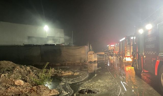 Sakarya'da geri dönüşüm tesisinde çıkan yangın söndürüldü