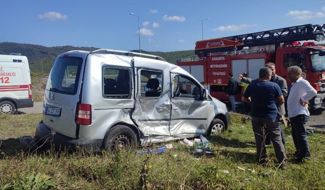 Sakarya'da hafif ticari araç ile otomobilin çarpıştığı kazada 7 kişi yaralandı