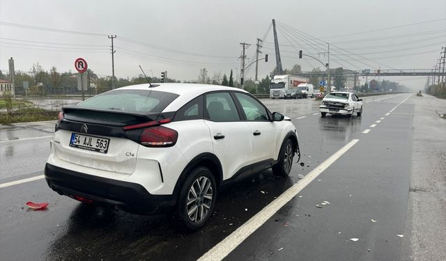 Sakarya'da iki otomobilin çarpıştığı kazada 2 kişi yaralandı