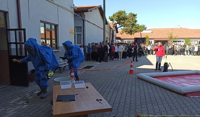 Sakarya'da meslek lisesinde KBRN tatbikatı yapıldı